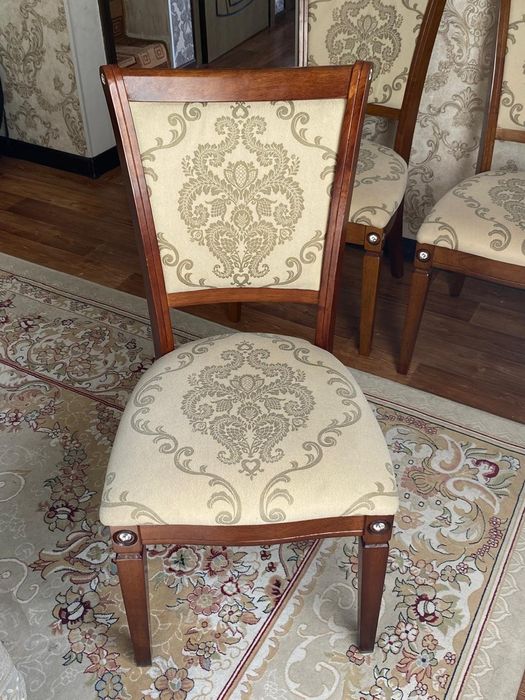 Стол и  стулья в хорошем состоянии