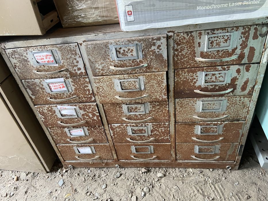 Продам шкаф с ячейками.