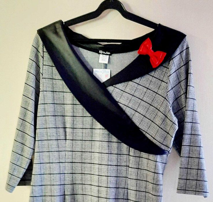 Елегантна рокля с черна лента