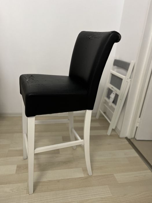 Masa cu scaune si scaune bar