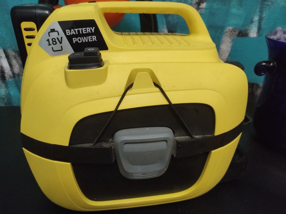 Vând aspirator Karcher VD1 cu toate accesoriile