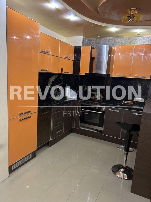 Дава се под наем Тристаен апартамент в Варна, Автогара - 115 кв.м за 700 € - Снимка #1