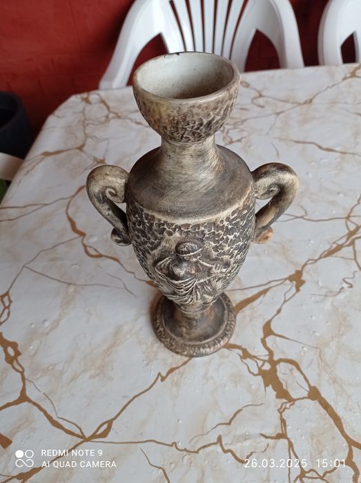 Старинна ваза за цветя