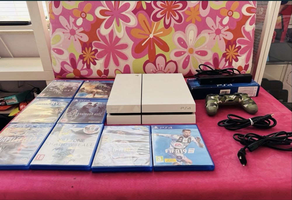 PlayStation 4, white, 500gb. + 8 игри, джойстик и камера