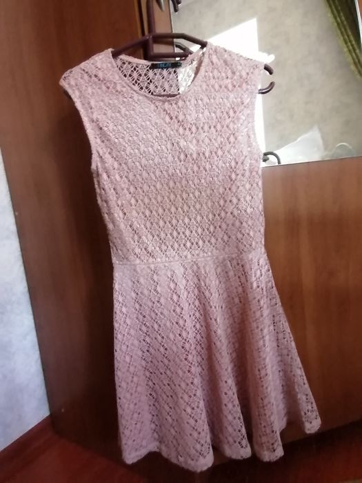 Продам платье бежевое