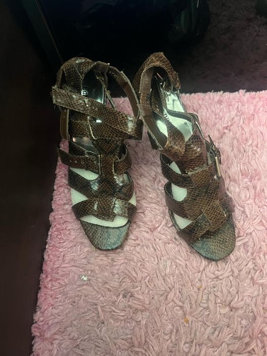 Дрехи обувки аксесоари