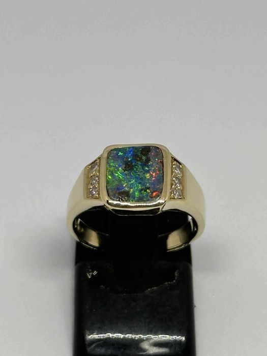 Златен пръстен с опал и диаманти - 4.31гр.