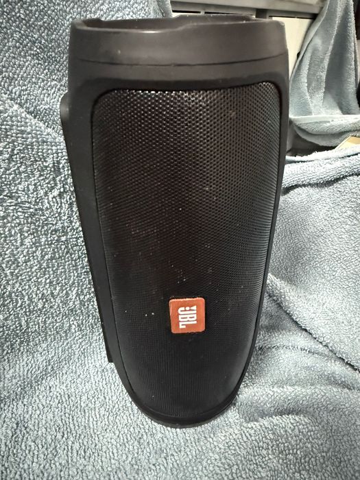 Boxă mică JBL bună