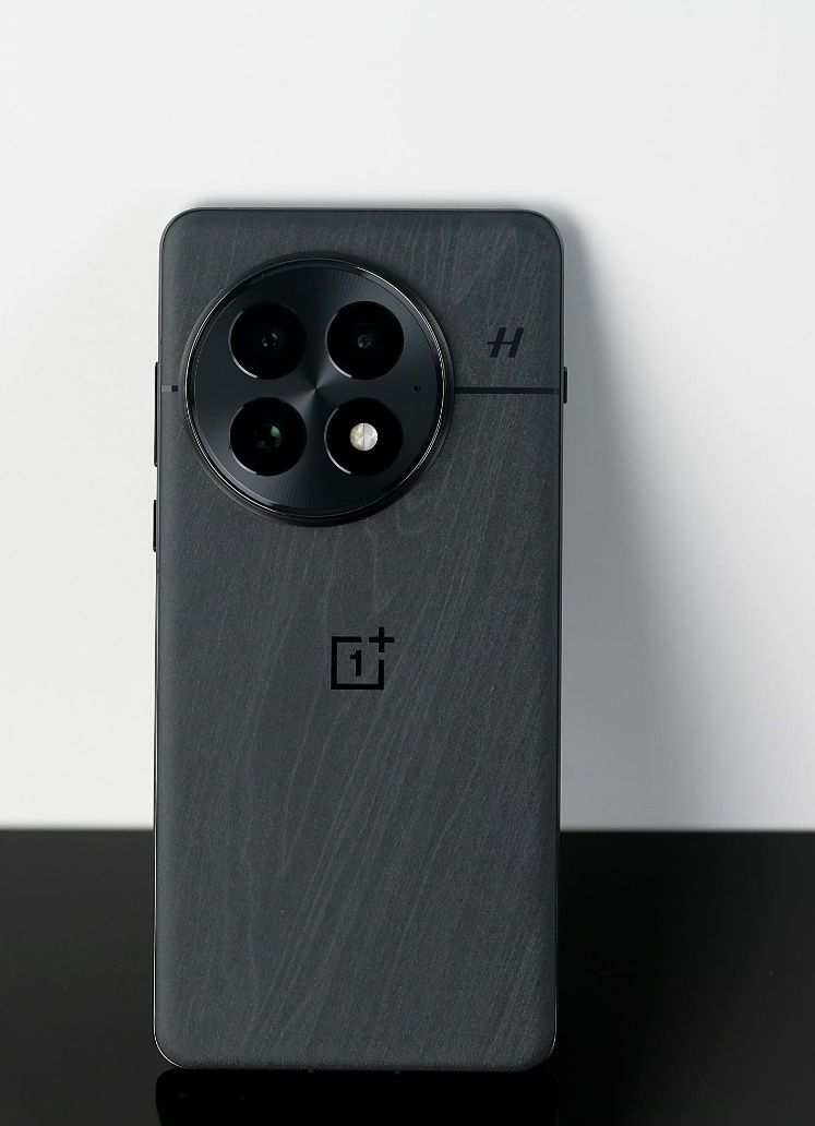 OnePlus 13 black 12 / 256 GB - 1400лв.