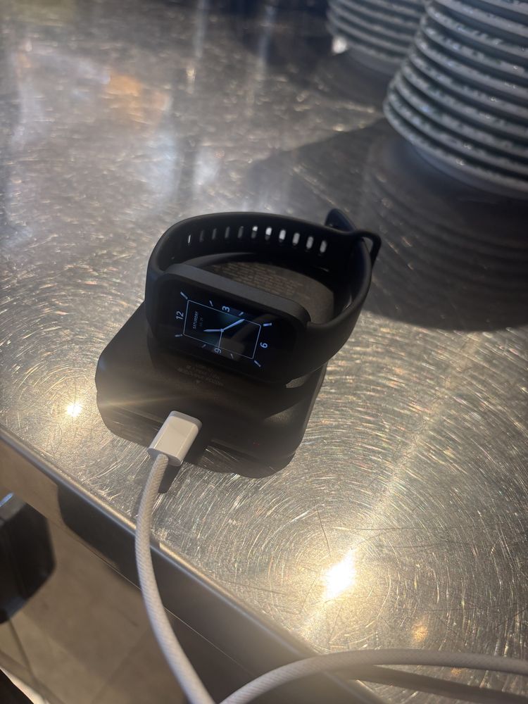 Продаю комплект Аксесуаров. В комплекте Magsafe Mi band и наушники
