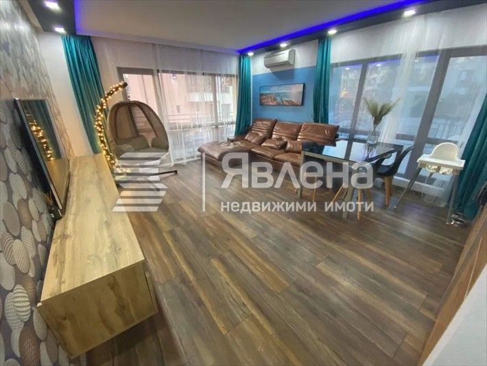 Тристаен слънчев и просторен апартамент находящ се във Възраждане 3