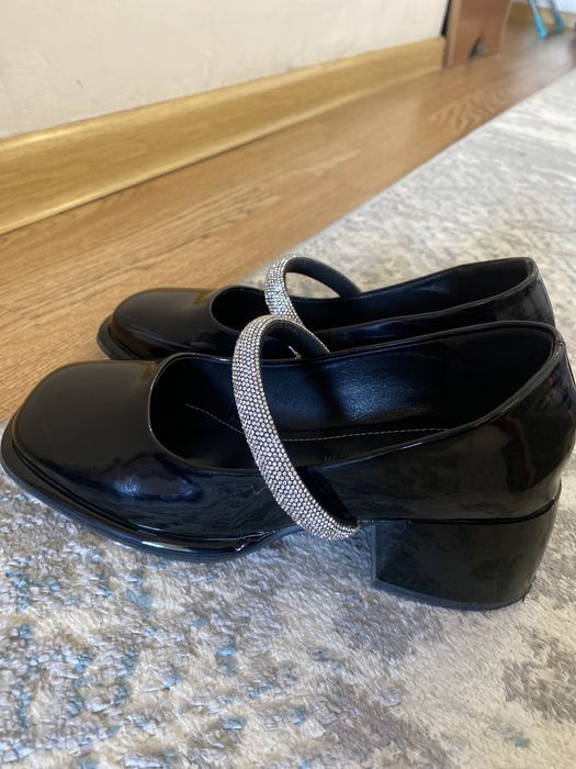 Туфли , сандали.