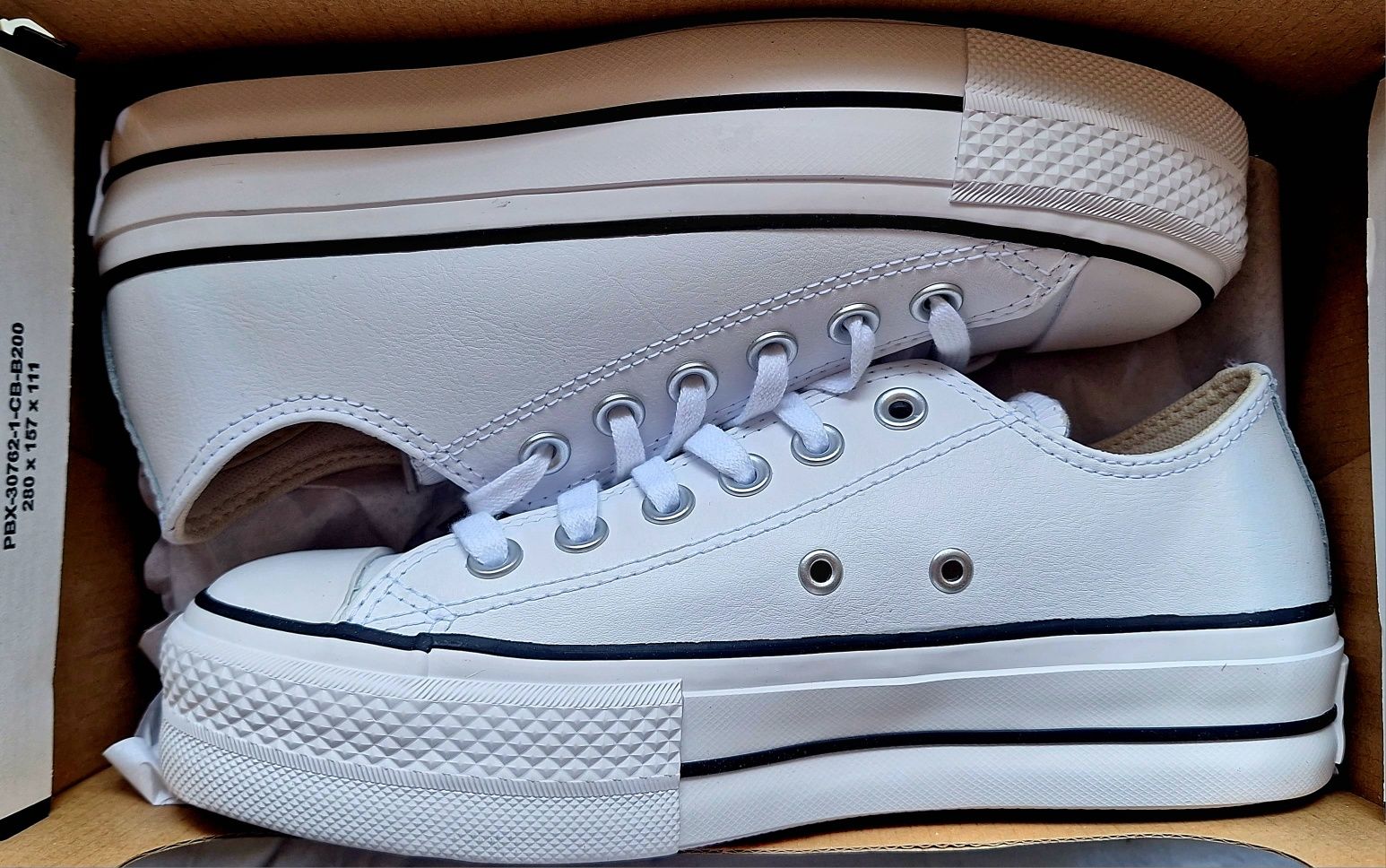 Дамски боти Dr. Martens Vegan 2976 и кецове Converse Platform