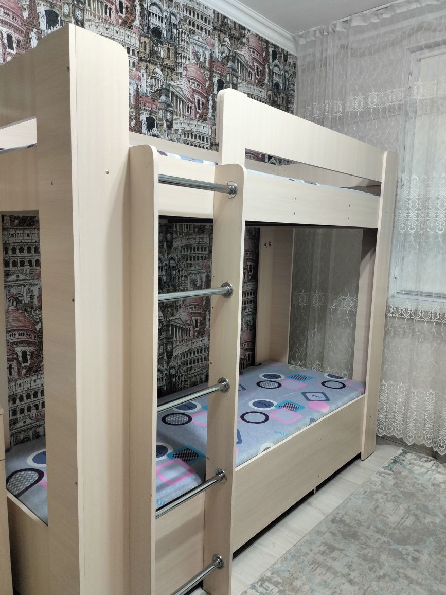 Детский кровать и компьютерный столик в месте.