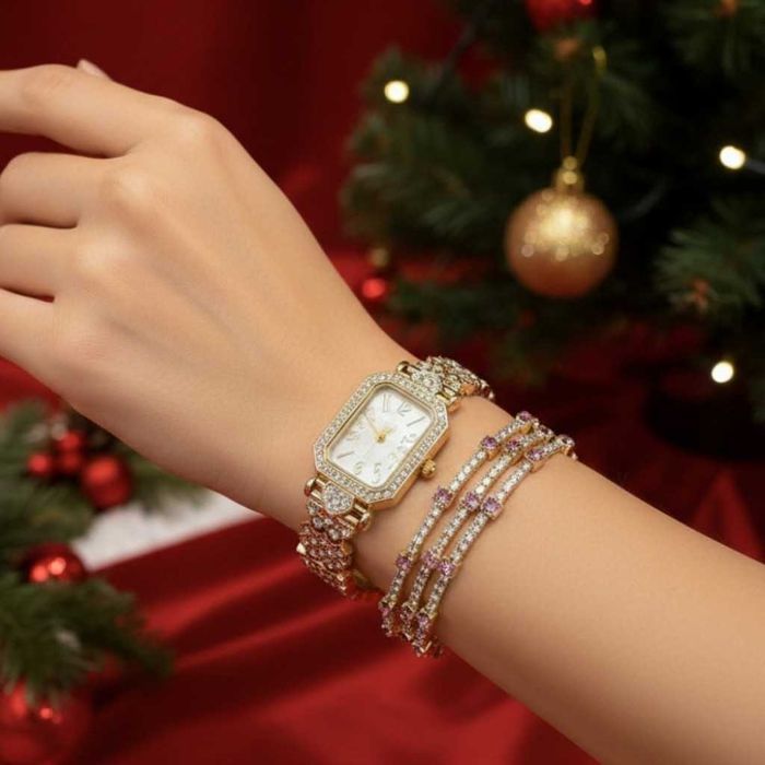 Луксозен дамски комплект: часовник и гривни в златист цвят.