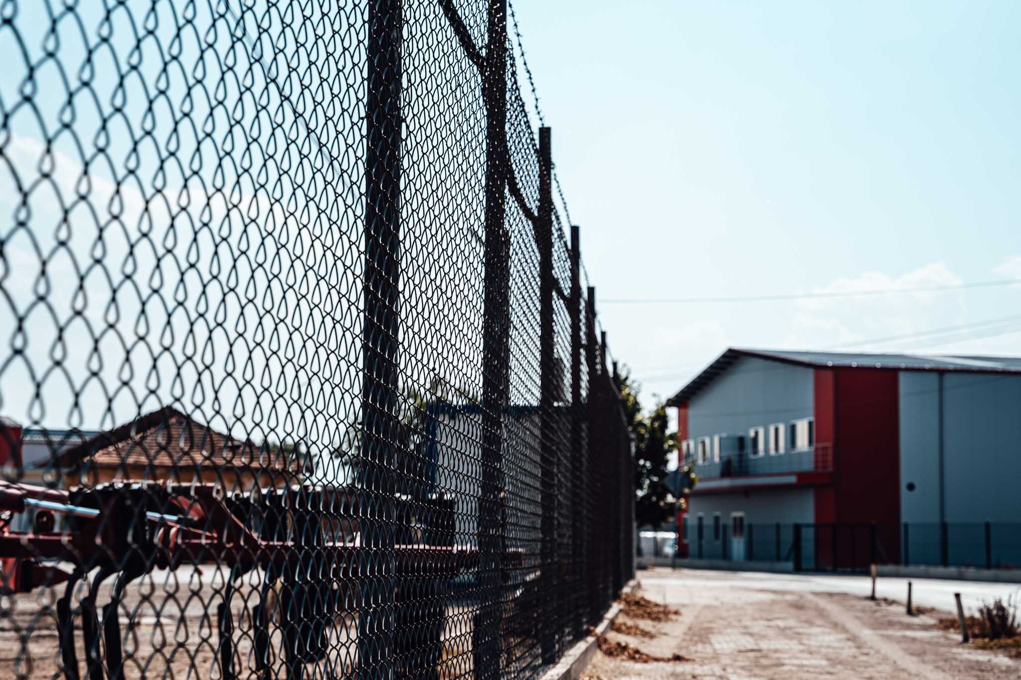 Ограда с циментови колове,метален профил и поцинкована оградна мрежа