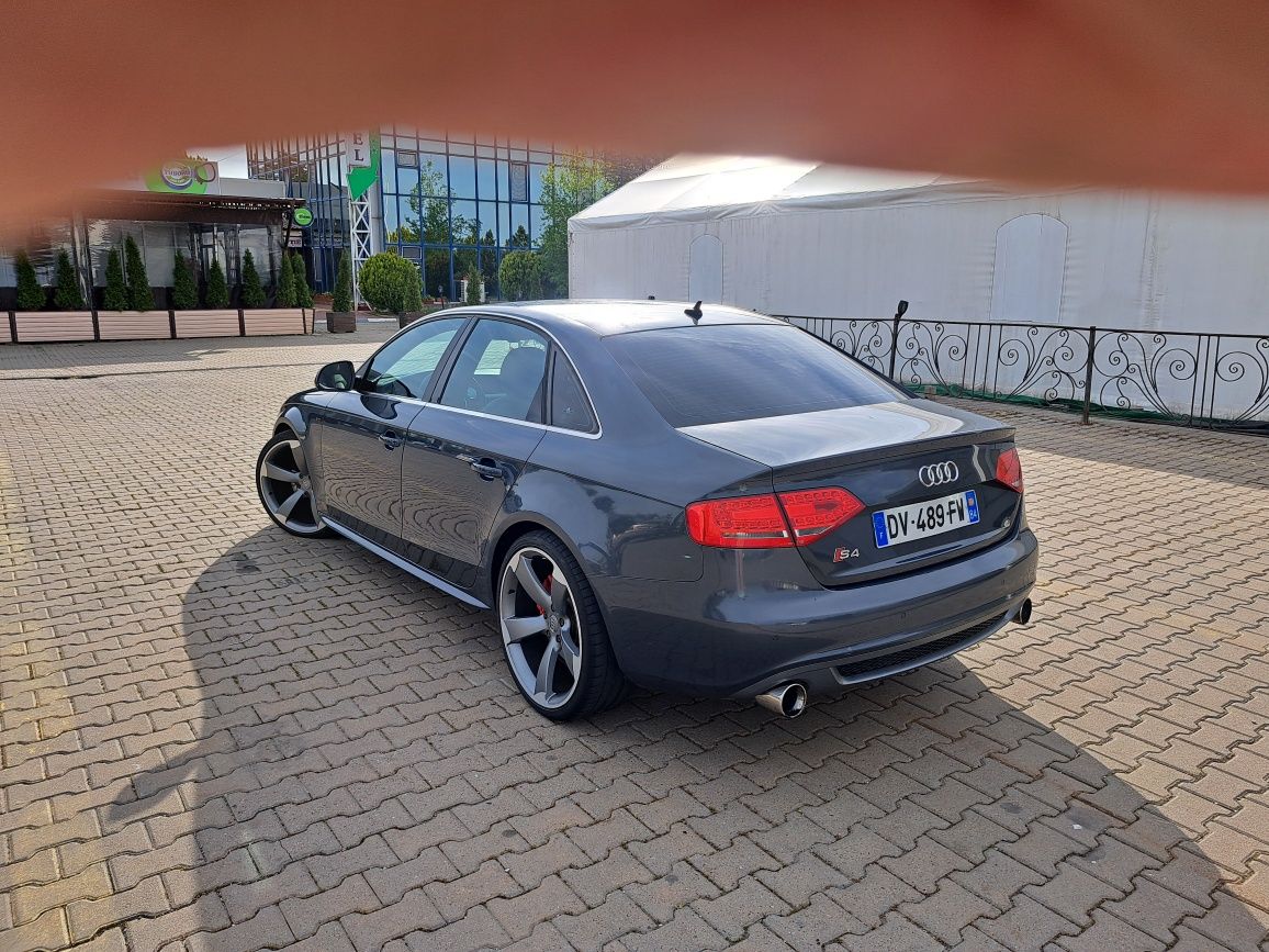 Vand Audi a4 b8 s line 300cp