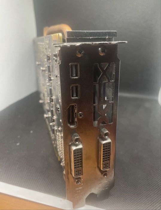 Placa video din imagine este un model XFX Radeon HD 6950