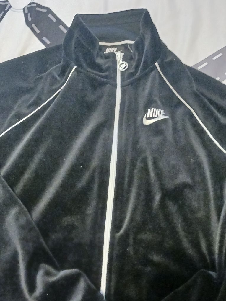 Vând bluza de trening nike de catifea !