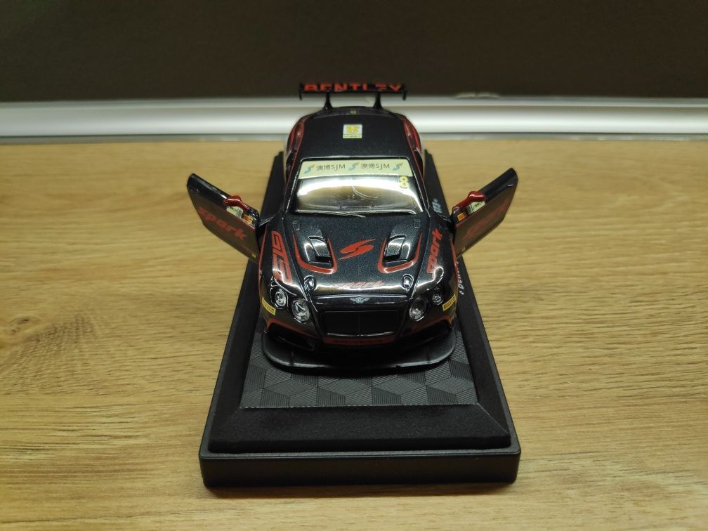Умалени модели на състезателни коли BMW M6 Bentley Lamborghini 1:43