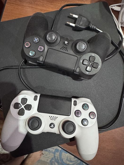 Продам playstation 4 slim в отличном состоянии