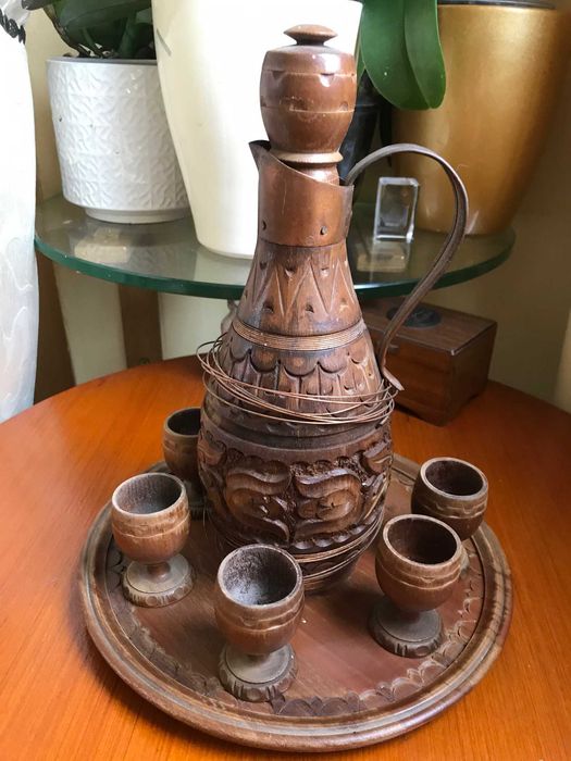 Продавам дървен сервиз с дърворезба  за ракия
