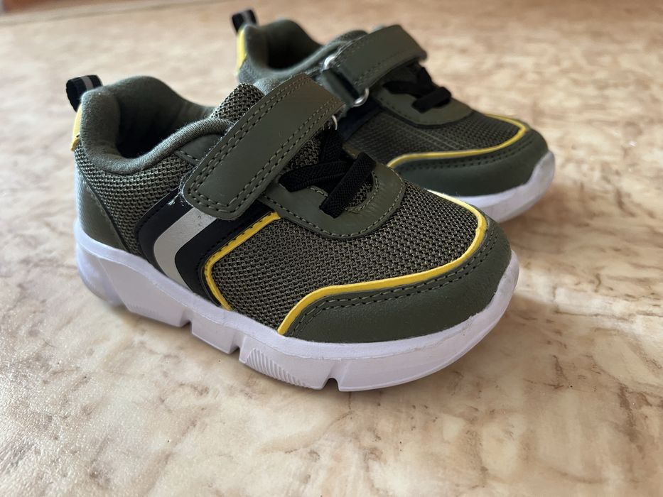 Детские кроссовки