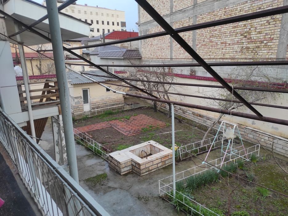 Nekrasova koʻchasida 8 sotix hovli 10 xonali sotiladi