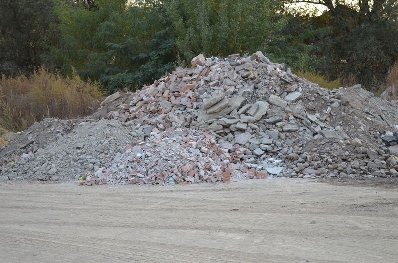 Vand livrez nisip pietris pamant evacuez moloz/moluz din demolari