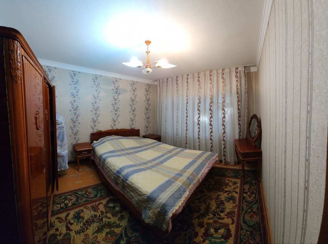 Продам чиланзар 5.  Трёх комнатная.  Балкон 2*6