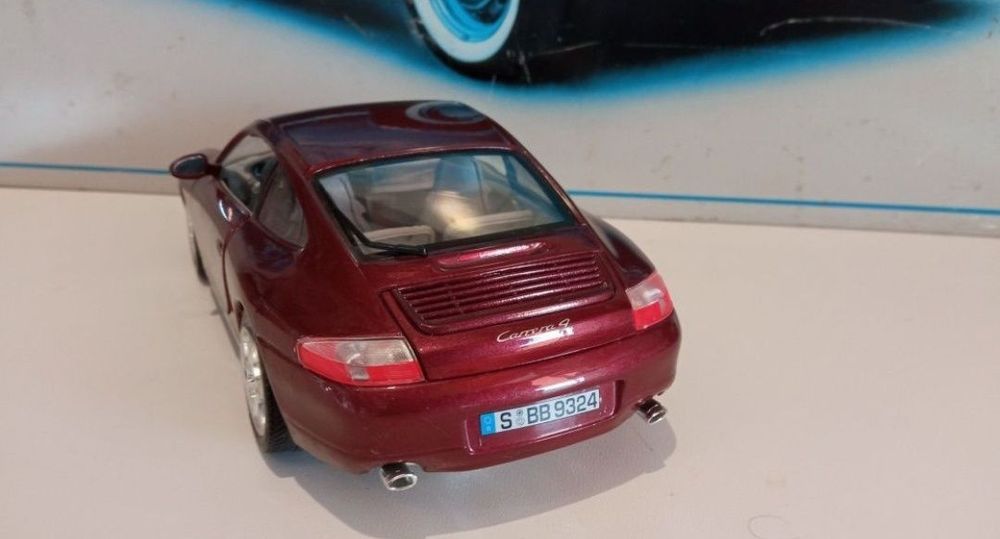 Porsche Carrera 911

Scara 1/18

Bburago

Pozele reflectă realitatea.