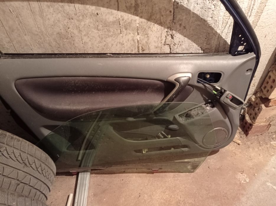 Rav4 2. Къса база. Водач, стъкло,тапицерия лява врата.