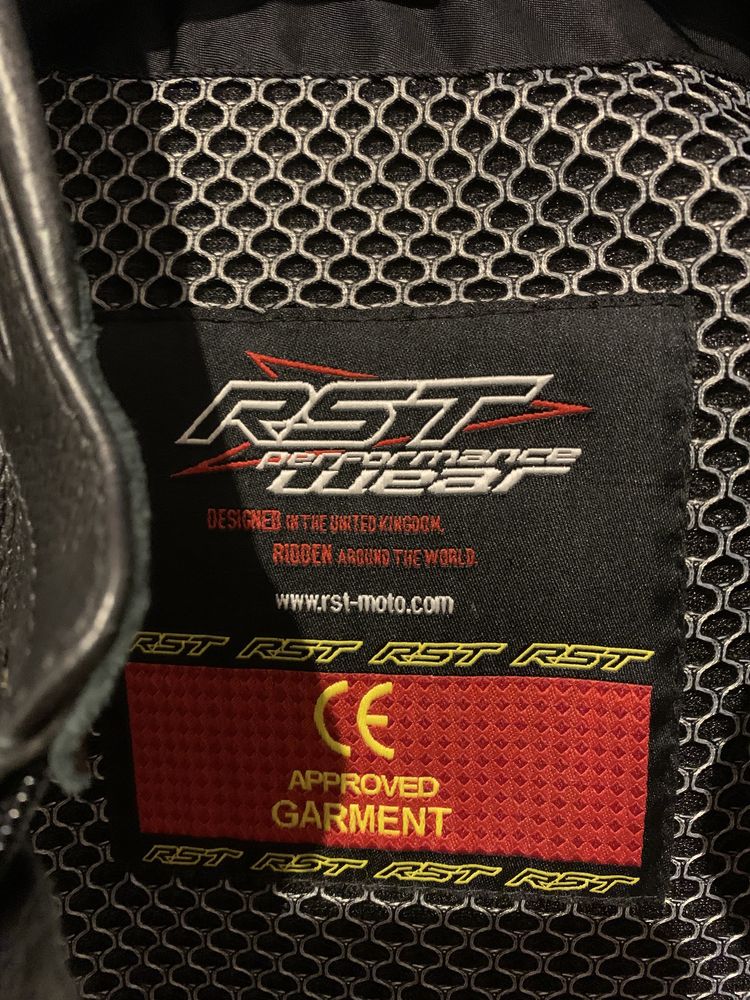Продавам мъжко яке за мотор RST