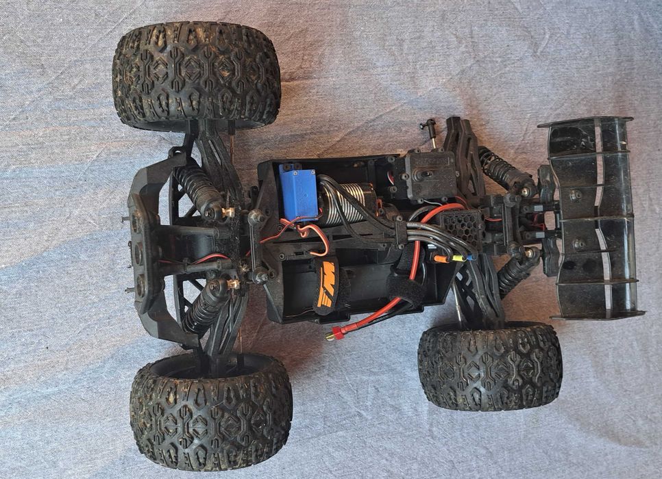 Mașinuță cu telecomanda TM RTR 1:10 70 km/h +4 baterii +mașinuță piese