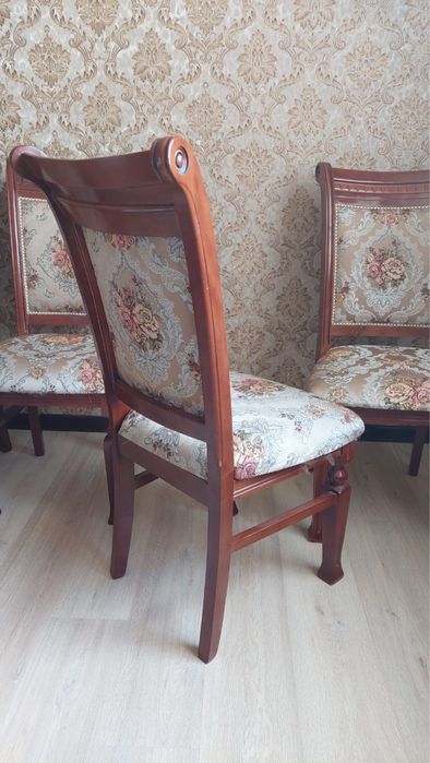 комплект стульев для большой гостиной или столовой