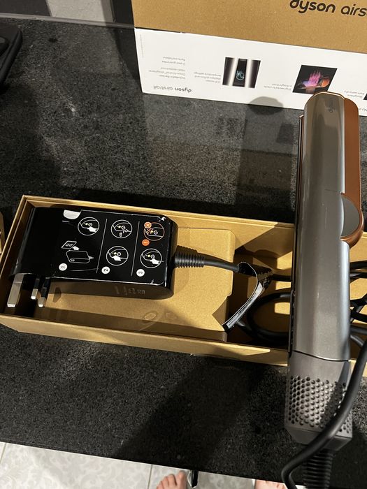 Продавам напълно оригинална Dyson Airstrait Nickel/Copper