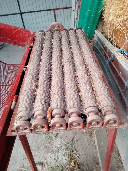 Vând mașină de depănușat porumb.