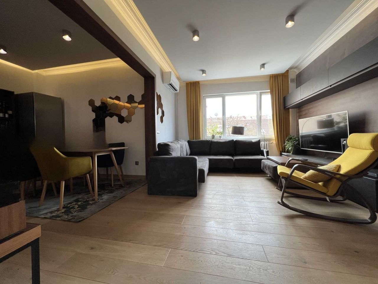 Дава се под наем Тристаен апартамент в София, Център - 100 кв.м за 1100 € - Снимка #1