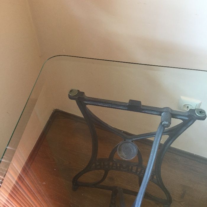 дизайнерска маса от стойка от шевна машина NAUMANN и стъклен плот