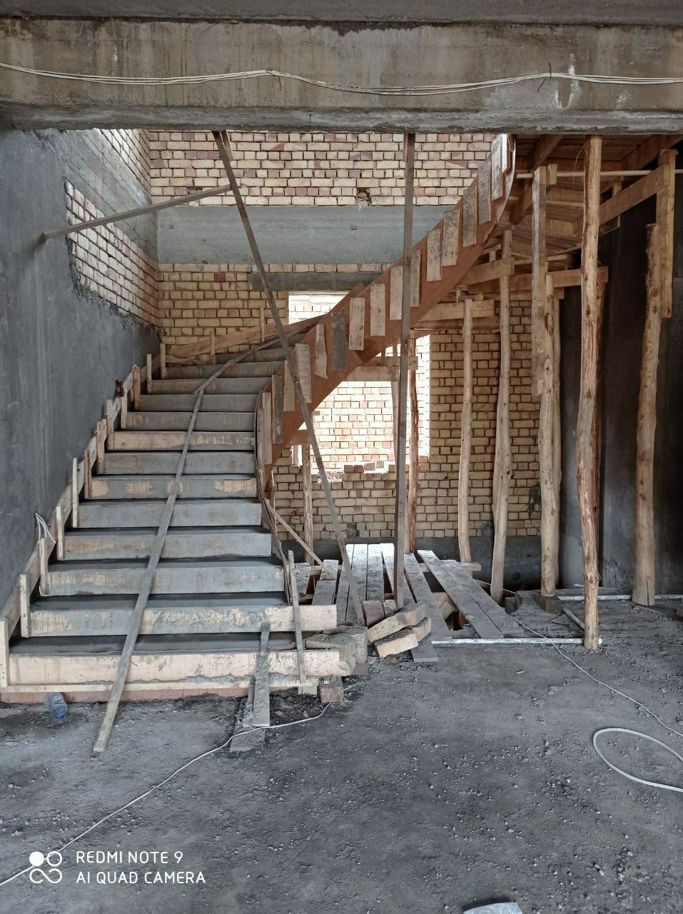 Beton zina quyish hizmati siznig uyingizga kòrkam quship turuvchi zina