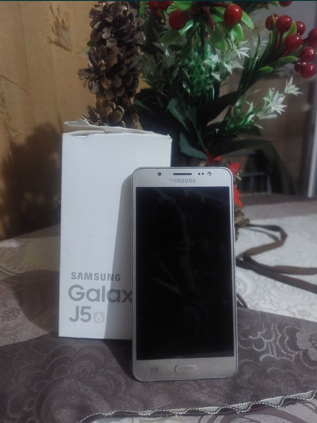 Vând telefon Samsung j5 gold dual sim