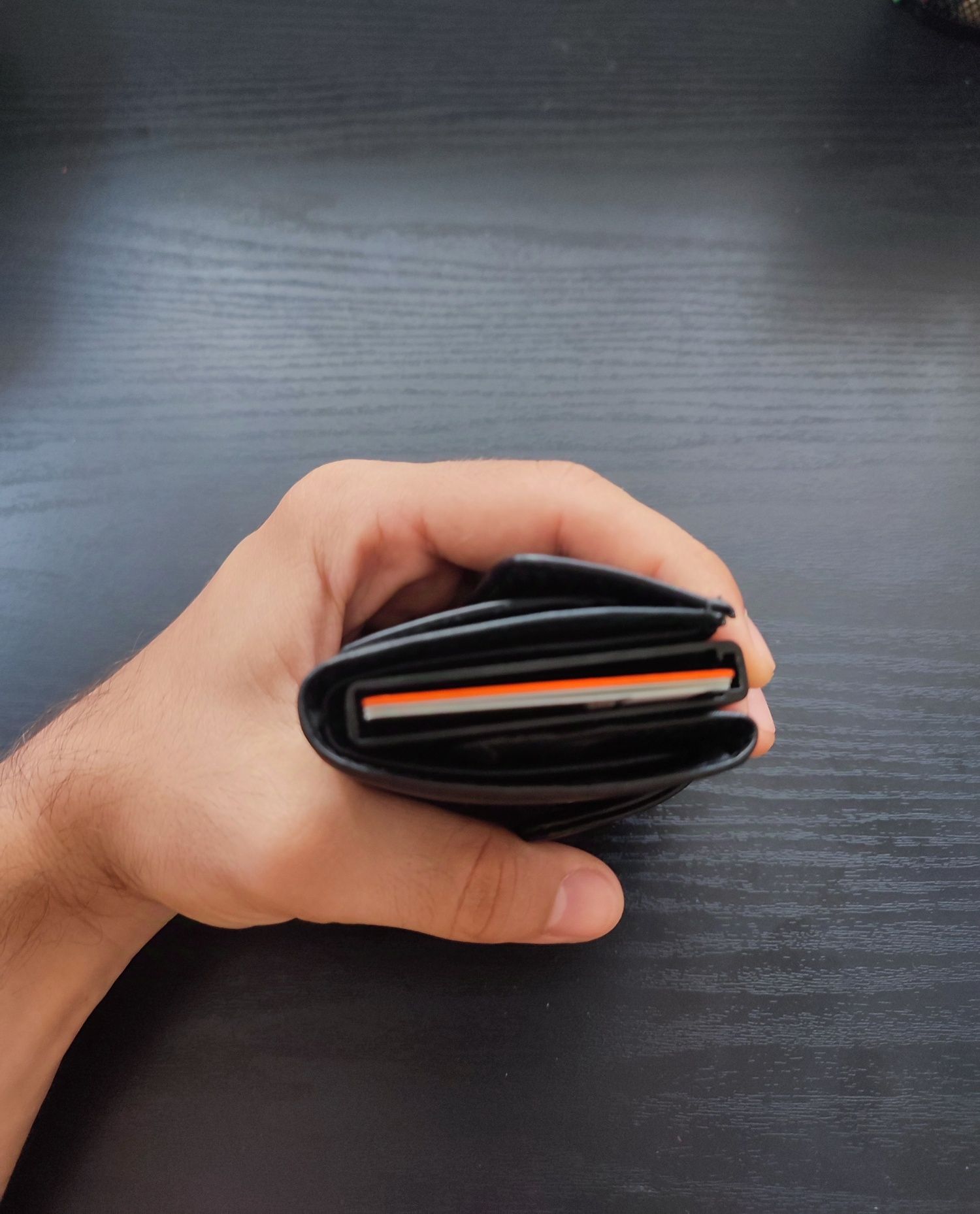 Portofel cu card holder inclus