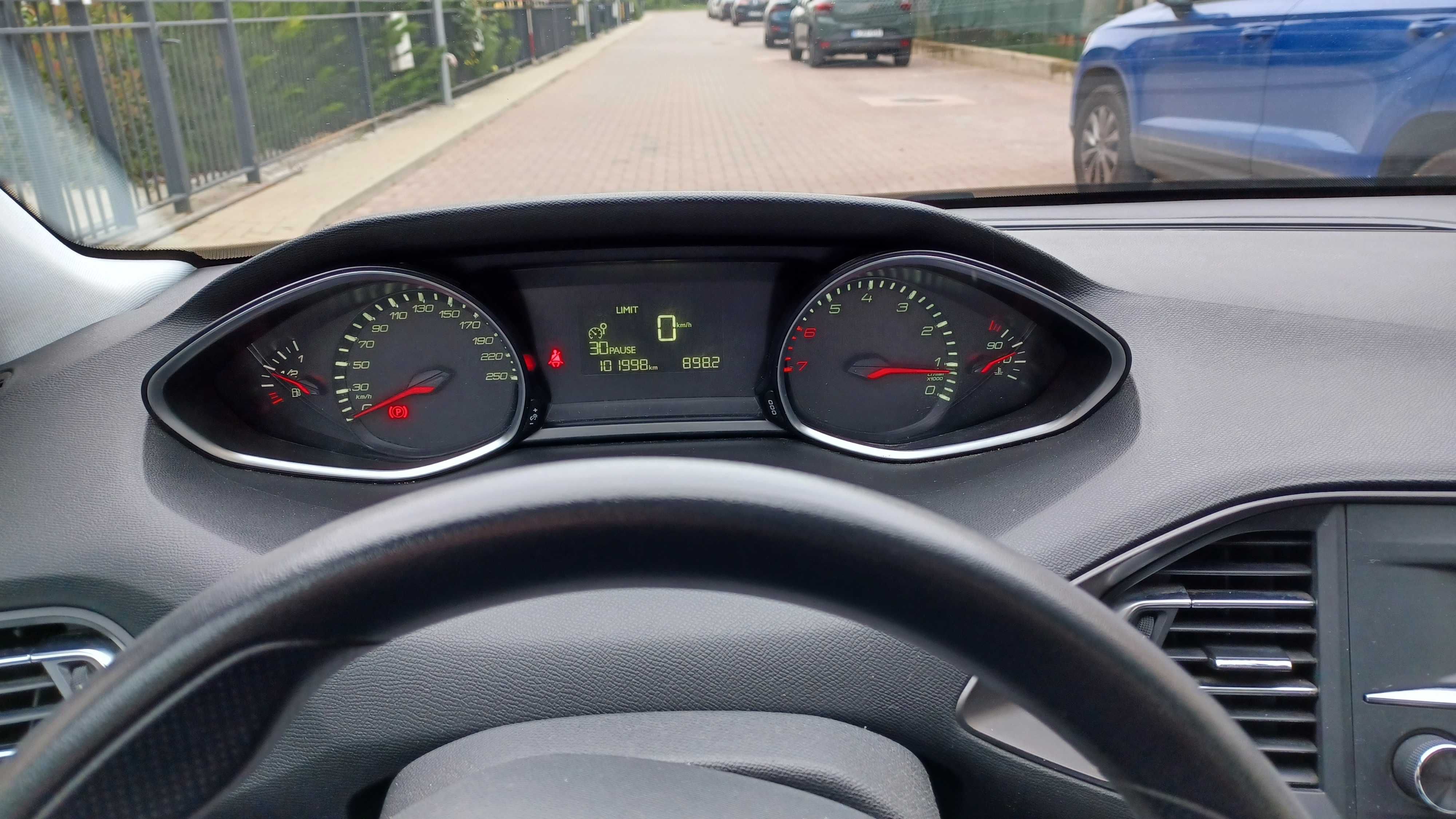 Vând PEUGEOT 308 - motor 1.2 benzină, an 2014