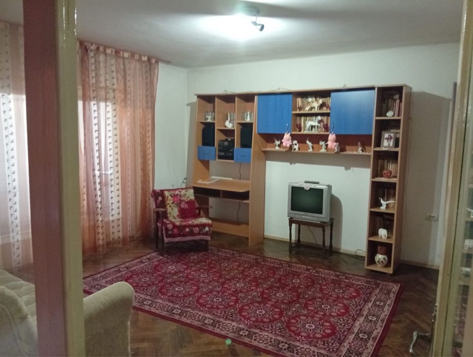 Apartment cu 2 camere,decomandat la vile Savinești cu boxa si gradina.