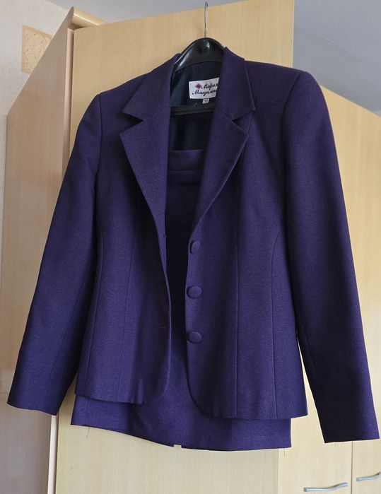 Официален костюм - вталено сако и пола, размер С