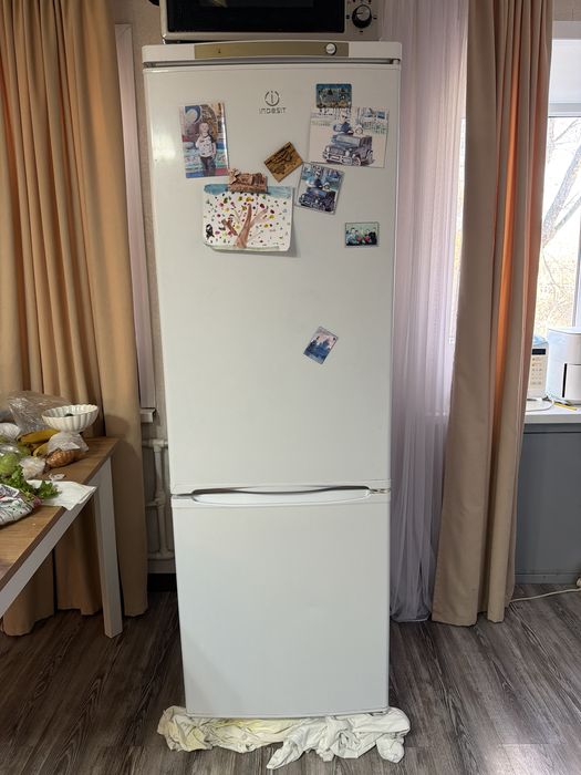 Продается холодильник Indesit