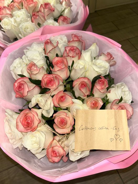 цветы свежие с запиской…