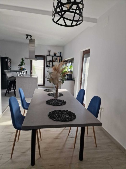 Vand urgent masa living cu 4 scaune, pret 950 lei