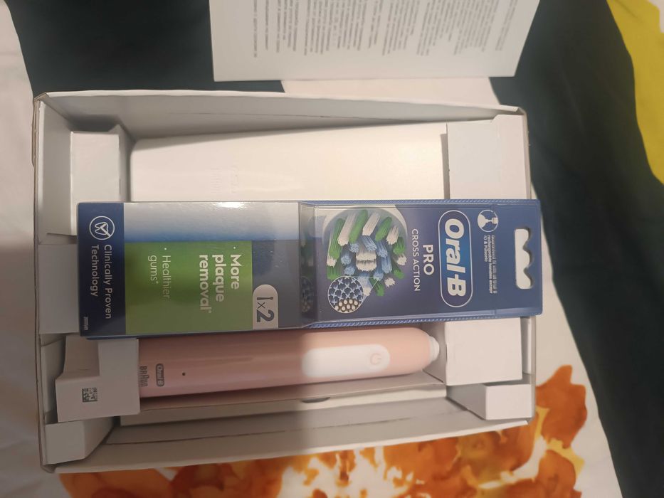 Нова! Електрическа четка за зъби Oral B