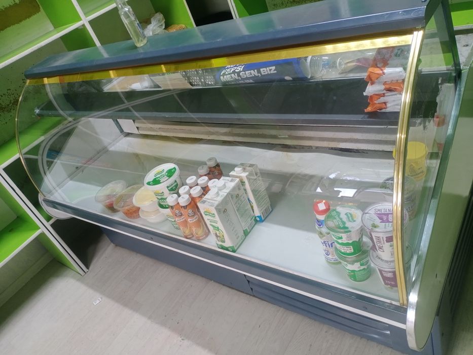 Vitrina xolodelnik sotiladi.